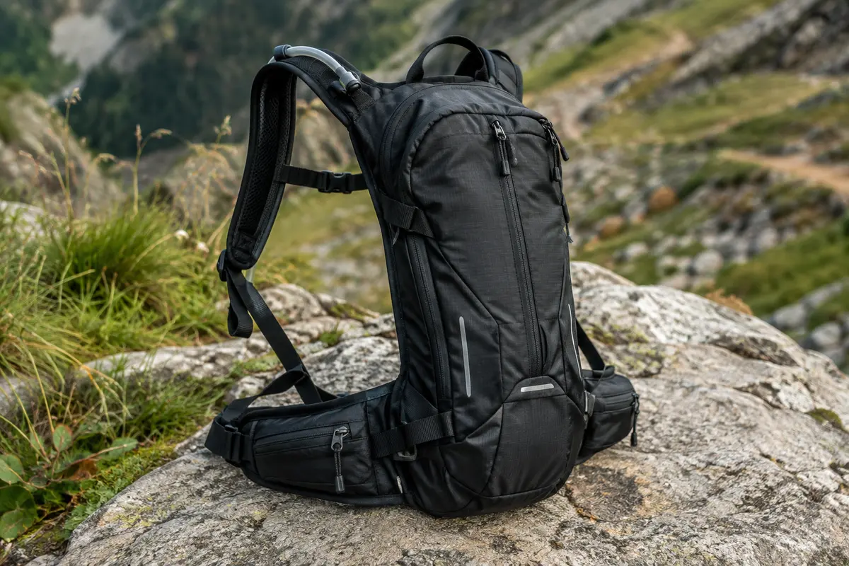 Sac à dos d’hydratation noir en nylon avec compartiments zippés, sangles réglables et détails réfléchissants