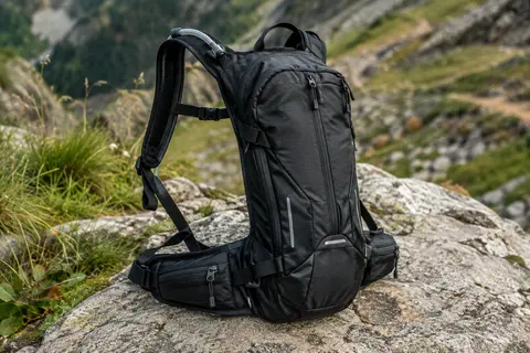 Sac à dos d’hydratation noir en nylon avec compartiments zippés, sangles réglables et détails réfléchissants