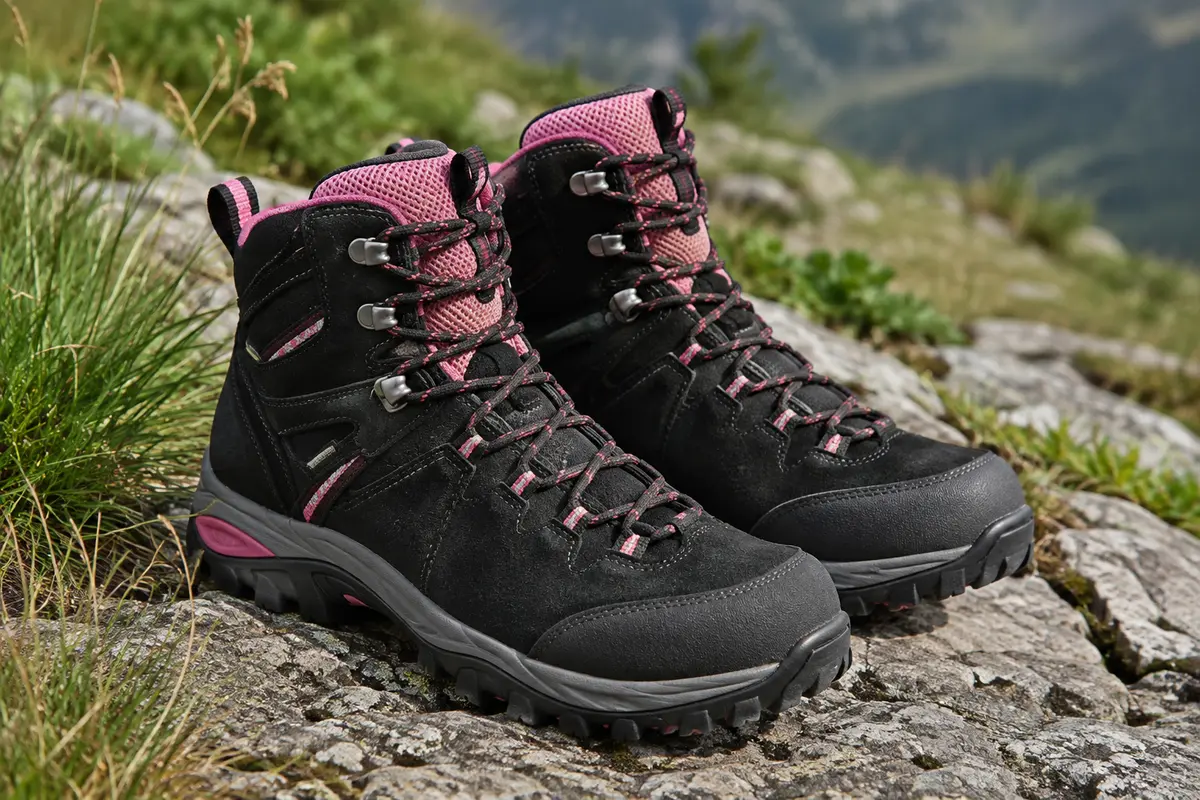 Chaussures montantes de randonnée en daim noir et maille, avec détails roses et semelle en caoutchouc