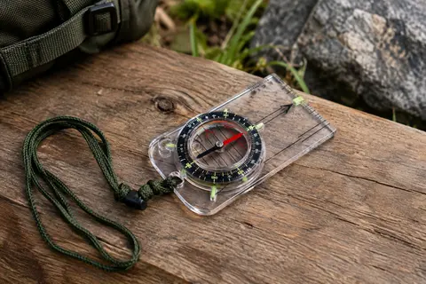 Boussole de randonnée en acrylique avec aiguille magnétique, repères lumineux et cordon en nylon